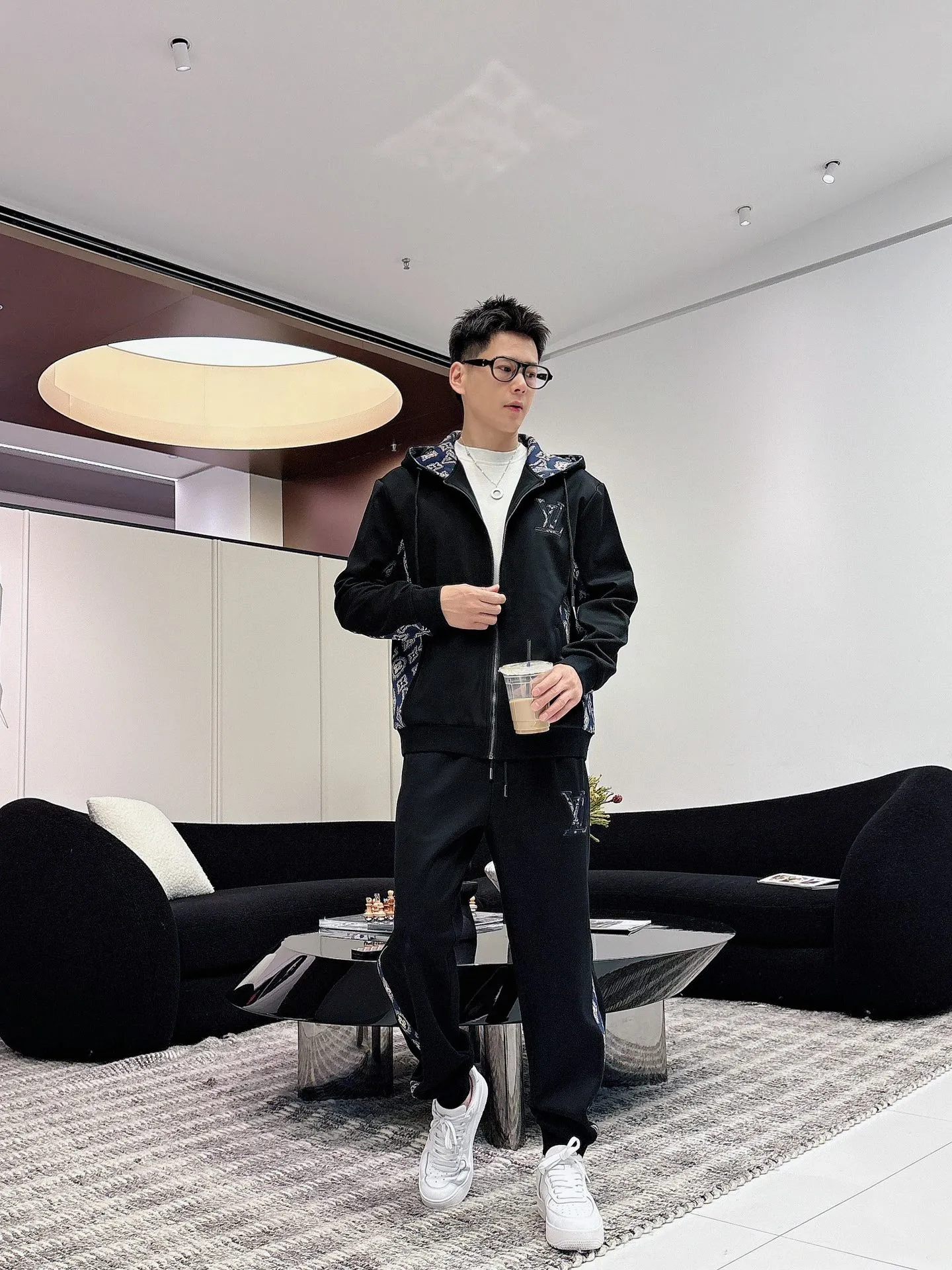 🅿️720 [LV Louis Vuitton] hot-selling suit is coming. Focus on the original version of the official website. 2025 new hot-selling cardigan and sweatshirt suit. The original order is the best. 🇭🇰The meticulous work of top designers. It has a fitting and perfect upper body effect. All-natural high-quality Tencel Roman cotton 100%, close-fitting comfort, noble and elegant! Original hardware embodies elegance and nobility! Counter size: M-3XL (maximum wear up to 190 pounds)